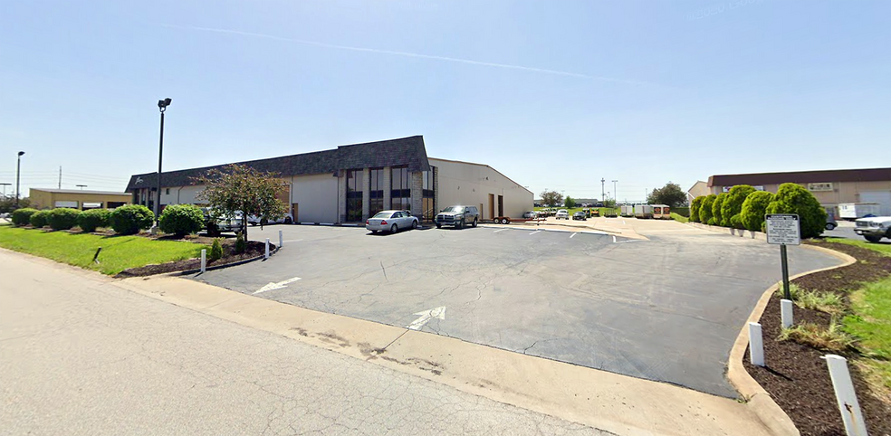 2109 Parkway Dr, Saint Peters, MO for lease - Building Photo - Image 2 of 4