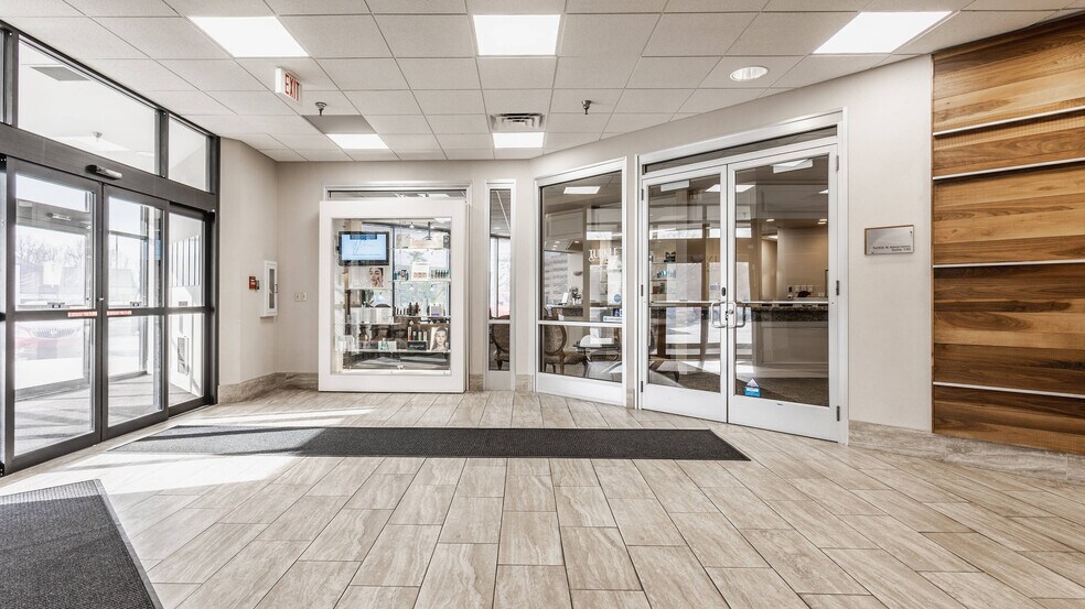 11455 N Meridian St, Carmel, IN à louer - Photo du bâtiment - Image 3 de 8