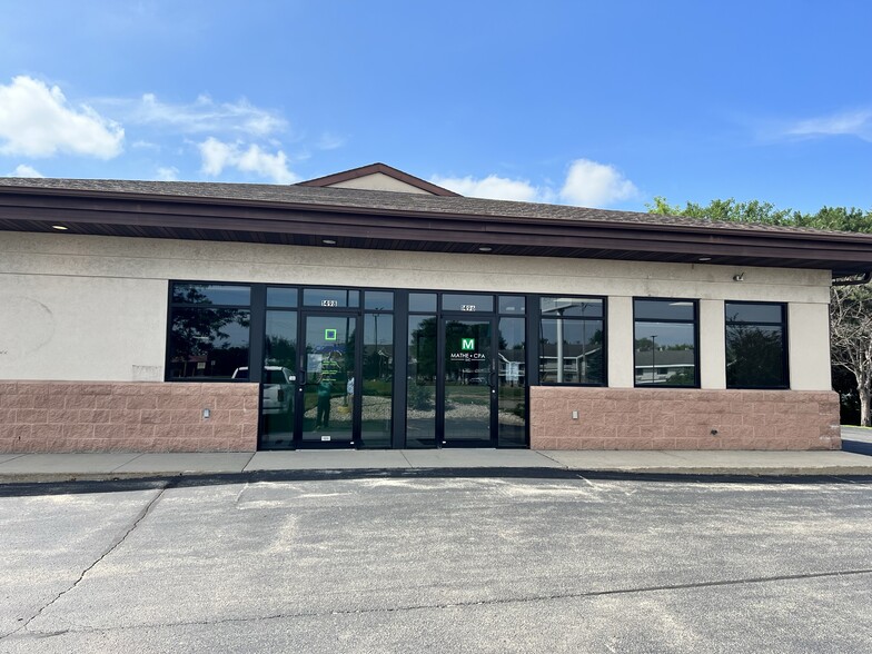 1498 W South Park Ave, Oshkosh, WI for sale - Building Photo - Image 1 of 1