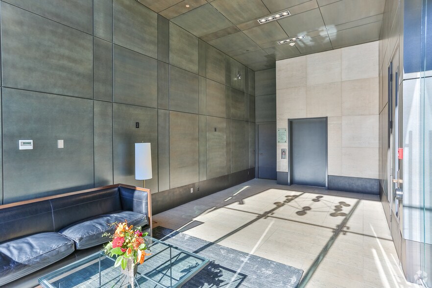 2207 4th St SW, Calgary, AB à louer - Hall d’entrée - Image 2 de 3