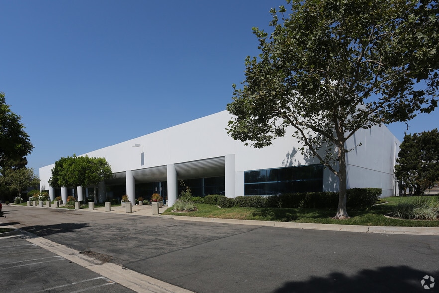 16901 Armstrong Ave, Irvine, CA à louer - Photo du bâtiment - Image 3 de 4