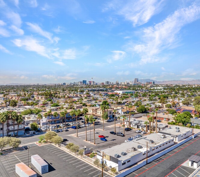 1703 Civic Center Dr, North Las Vegas, NV à vendre - Photo du bâtiment - Image 2 de 6