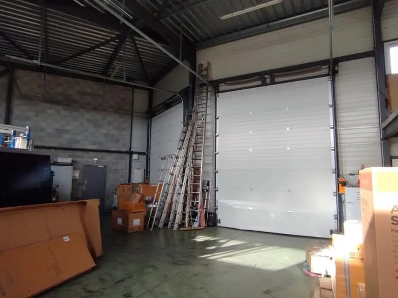 20 Rue Gaspard-Gustave Coriolis, Plaisance-du-Touch for lease - Interior Photo - Image 3 of 8