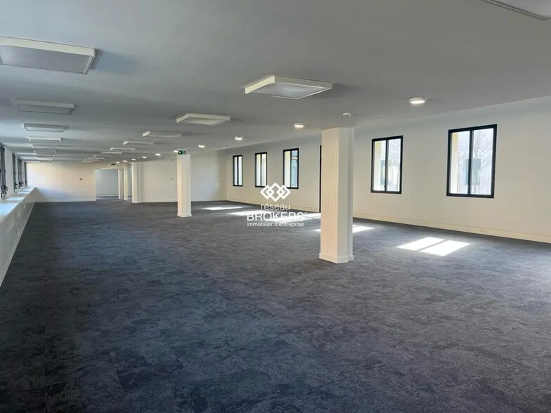 Office in Vénissieux for sale - Interior Photo - Image 2 of 6