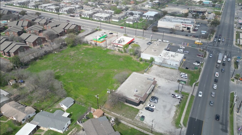 7439 Military W dr, San Antonio, TX à louer - Photo du bâtiment - Image 3 de 4