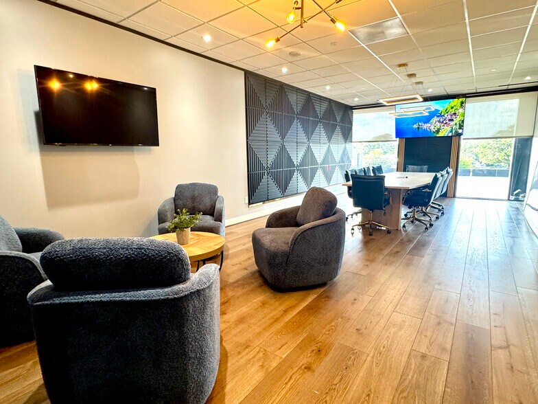 2550 N Loop Fwy W, Houston, TX à louer - Photo du bâtiment - Image 2 de 36