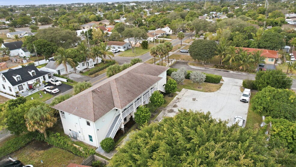 105 2nd St, Lake Park, FL à louer - Photo du bâtiment - Image 3 de 15