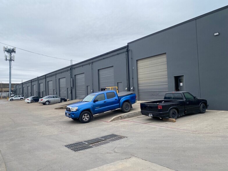 10031 Monroe Dr, Dallas, TX à louer - Photo du bâtiment - Image 2 de 6