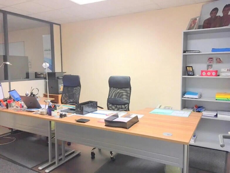 Office in Sartrouville for lease - Interior Photo - Image 1 of 5