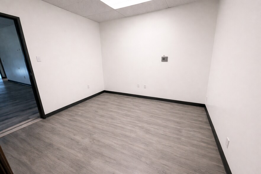 1504 Brookhollow Dr, Santa Ana, CA à louer - Photo du bâtiment - Image 3 de 10