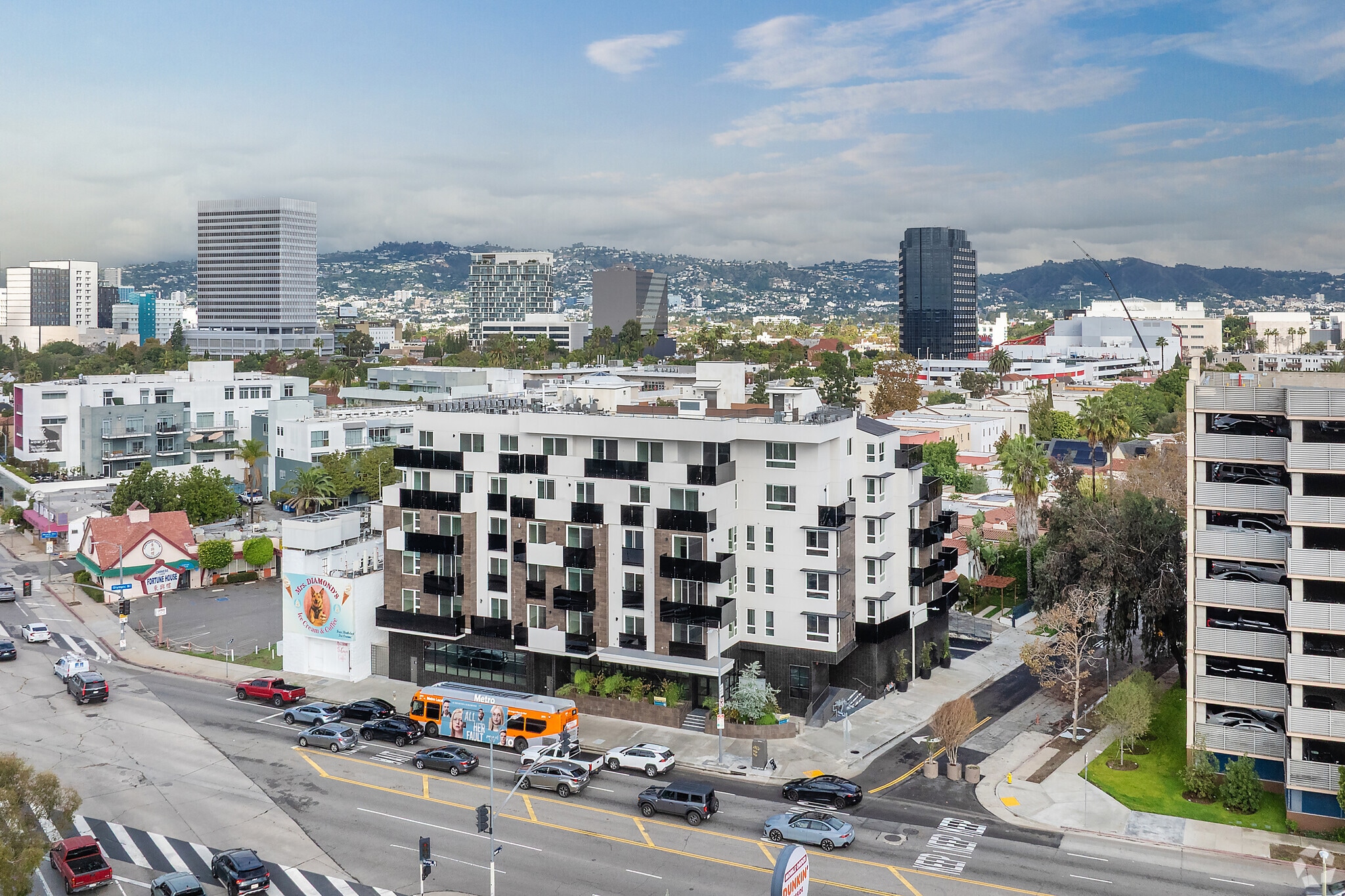 951 Ogden Ave, Los Angeles, CA à louer Photo principale- Image 1 de 106
