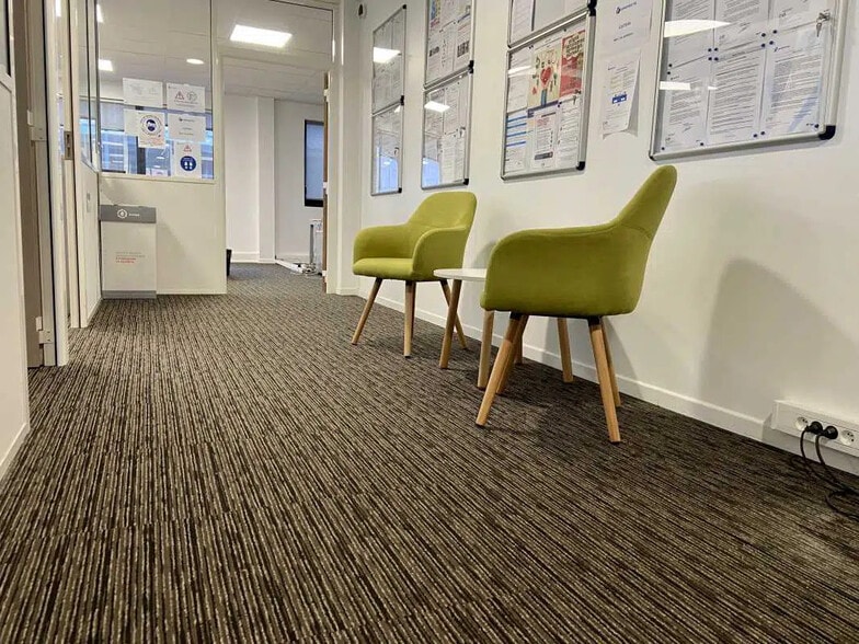 Office in Meyzieu for lease - Building Photo - Image 2 of 10