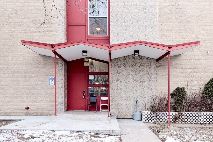 2110 S Park Ave, Minneapolis, MN à vendre - Photo du bâtiment - Image 2 de 12