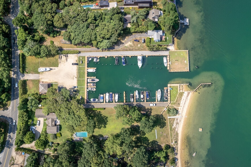 219 Three Mile Harbor HC Rd, East Hampton, NY à vendre - Photo du bâtiment - Image 2 de 8