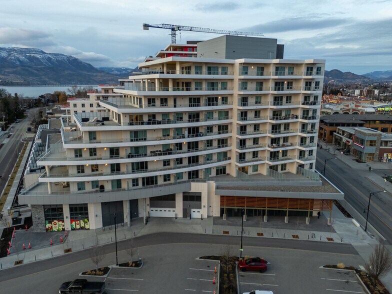 3300 - 3340 Lakeshore rd, Kelowna, BC à louer - Photo du bâtiment - Image 2 de 9
