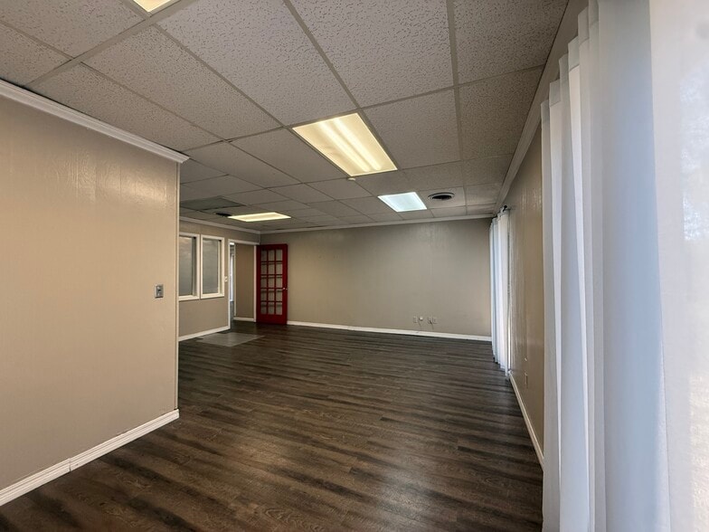 2251 E Skelly Dr, Tulsa, OK for lease - Building Photo - Image 2 of 5