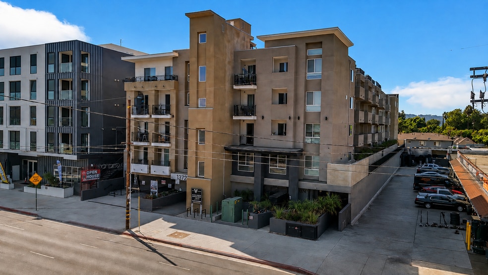 13724 Victory Blvd, Van Nuys, CA for sale - Building Photo - Image 2 of 16