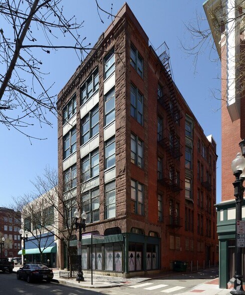 The Moulton Hall Condominiums portefeuille de 3 propriétés à vendre sur LoopNet.ca - Photo du bâtiment - Image 1 de 13