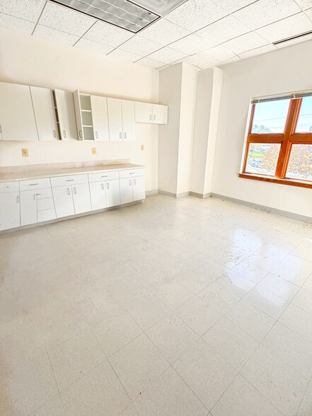 8609 Sudley Rd, Manassas, VA for sale - Interior Photo - Image 2 of 8