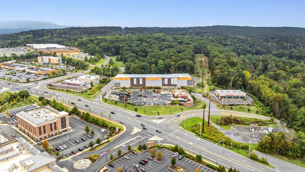 115 Plaza 611 Ln, Stroudsburg, PA à vendre - Photo du bâtiment - Image 3 de 4