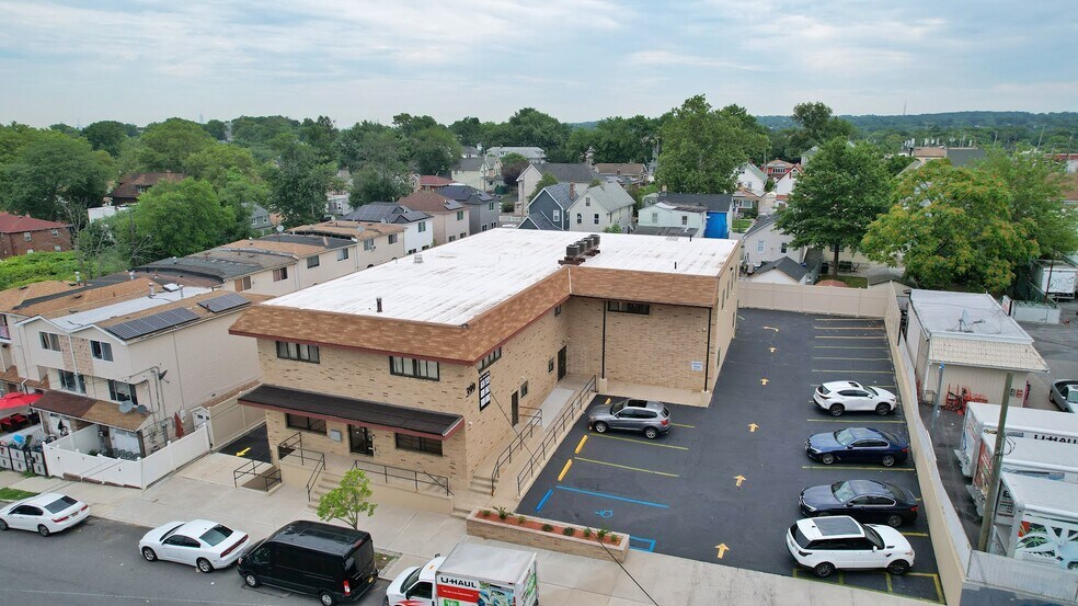 399 Lake Ave, Staten Island, NY for sale - Building Photo - Image 1 of 1