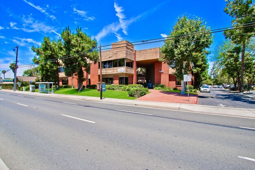 17821 E 17th St, Tustin, CA à louer - Photo du bâtiment - Image 3 de 14