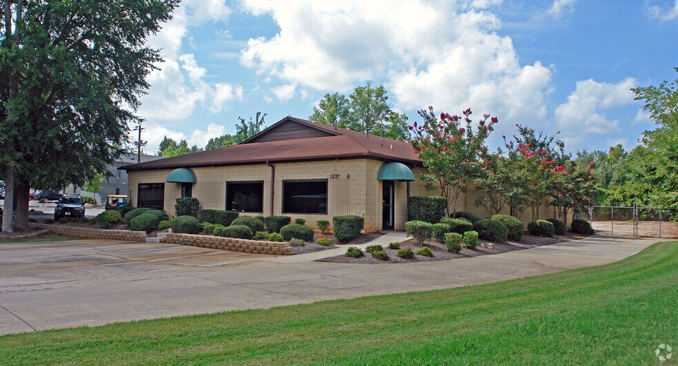 1237 Industrial Dr, Matthews, NC à vendre - Photo du bâtiment - Image 2 de 8