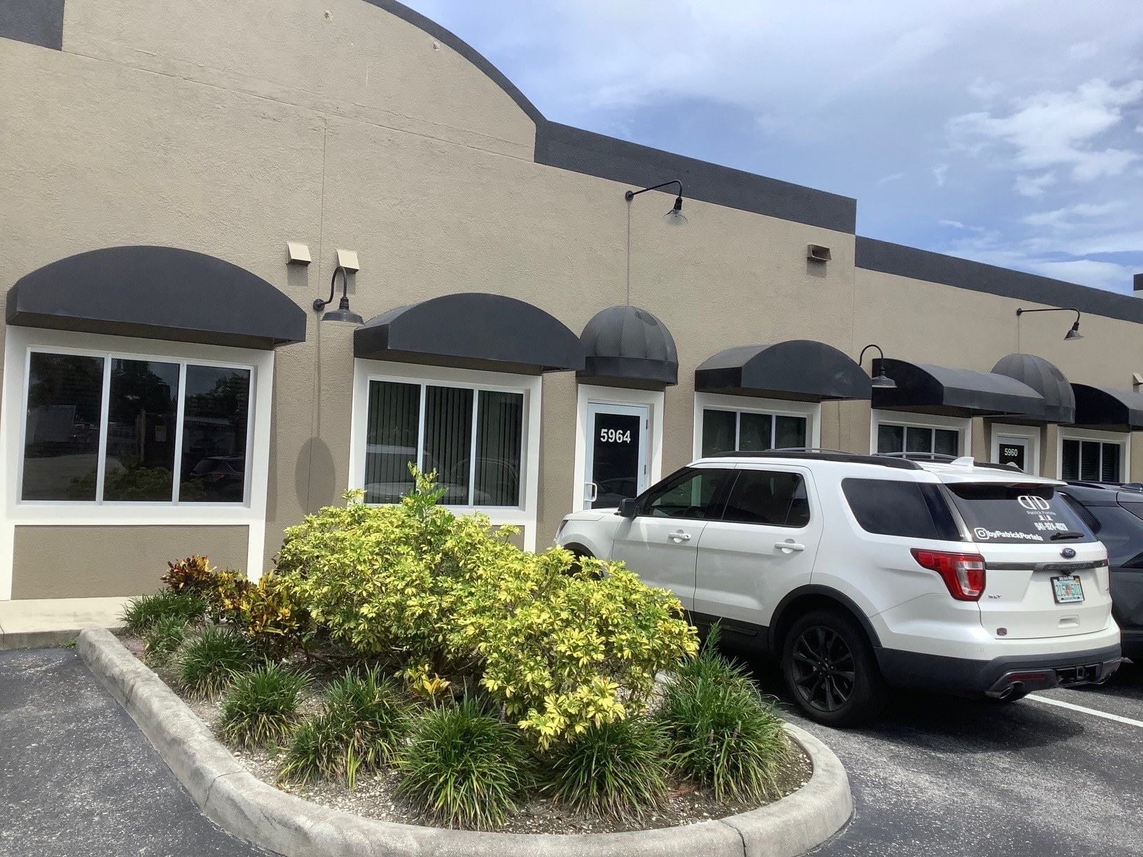 5952-6012 Clark Center Ave, Sarasota, FL à louer Photo du bâtiment- Image 1 de 8