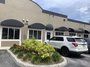 5952-6012 Clark Center Ave, Sarasota, FL à louer Photo du bâtiment- Image 1 de 8