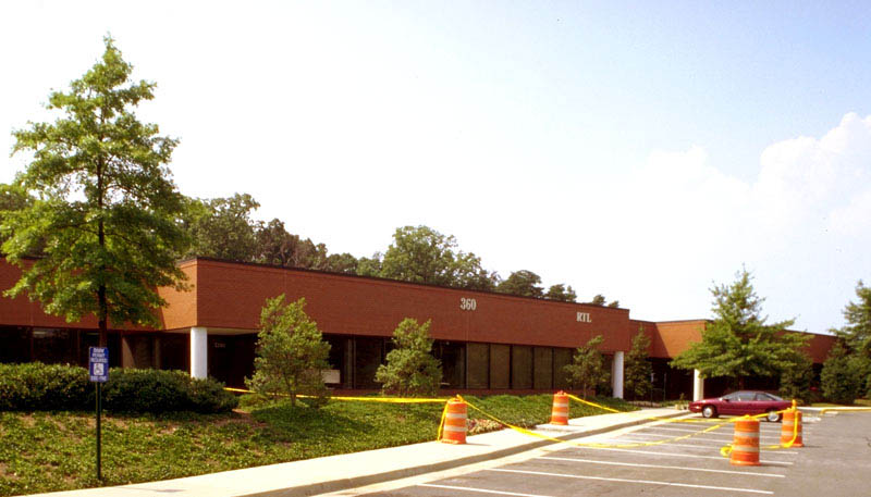 360 Herndon Pky, Herndon, VA à louer - Photo du bâtiment - Image 2 de 9