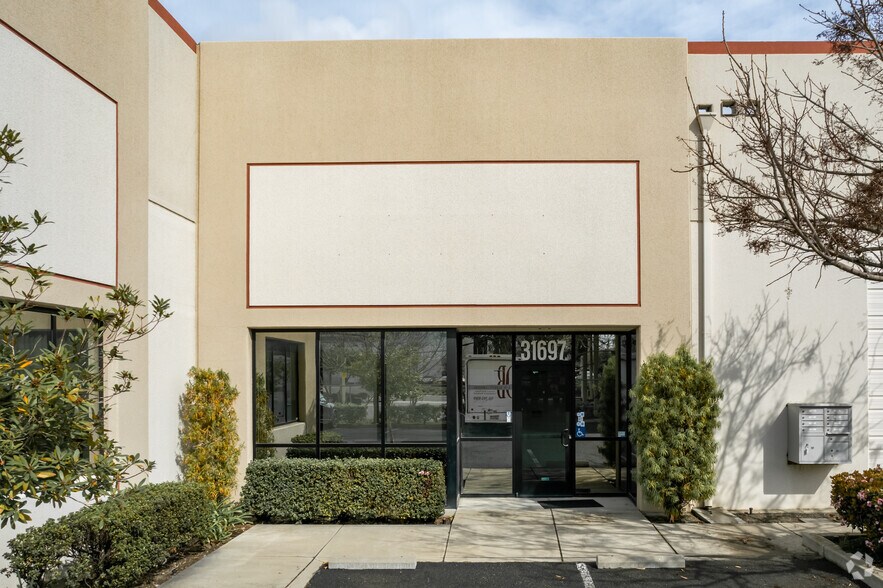 31669-31699 Hayman St, Hayward, CA à louer - Photo du bâtiment - Image 2 de 6