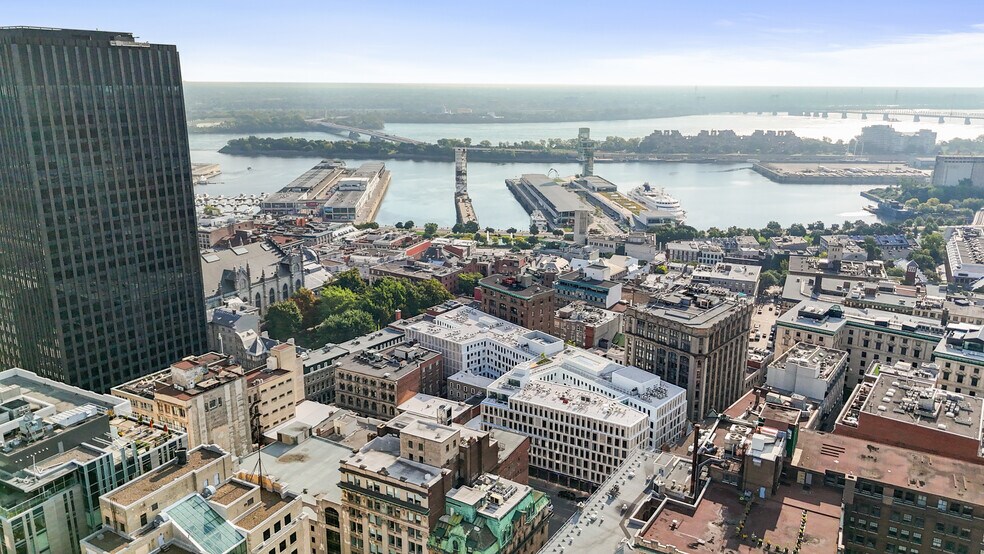 250 Rue Notre-Dame O, Montréal, QC à louer - Photo du bâtiment - Image 3 de 14