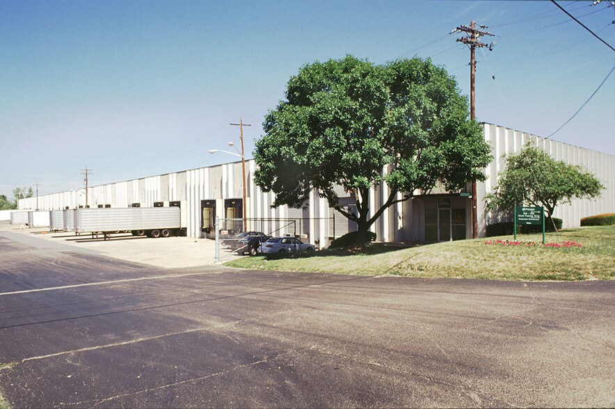 246-256 Circle Freeway Dr, Cincinnati, OH à louer - Photo du bâtiment - Image 2 de 6