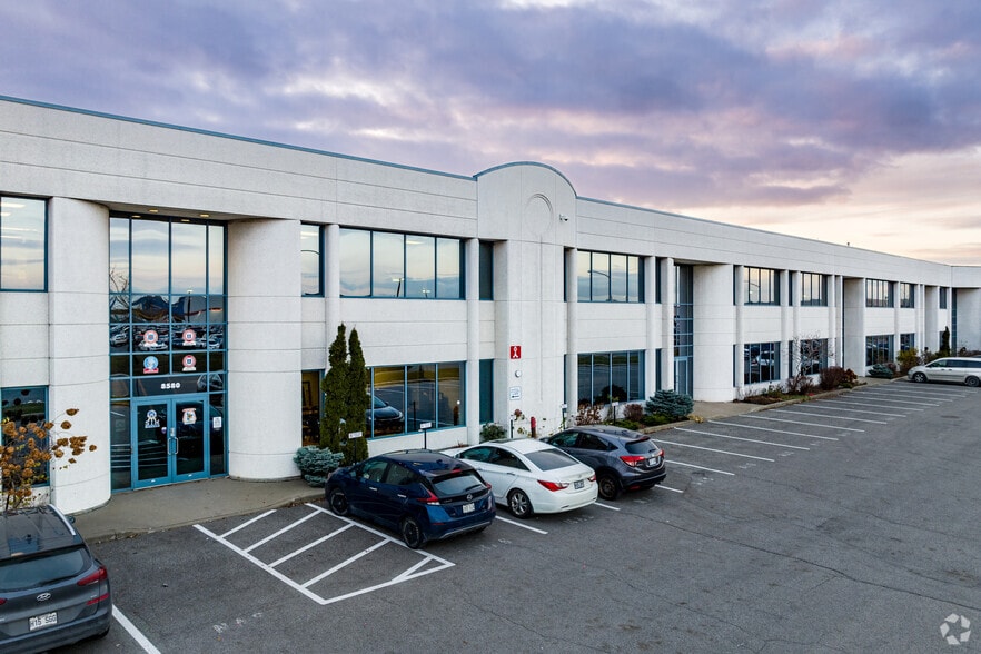 8240 Ch Du Golf, Montréal, QC à louer - Photo du bâtiment - Image 2 de 7