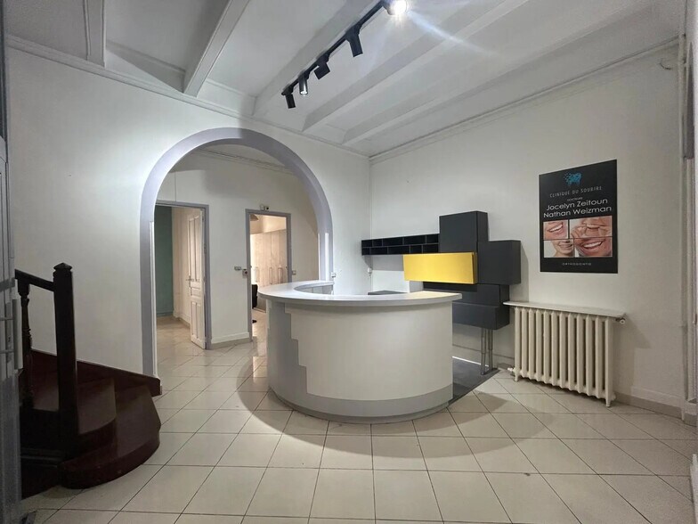 Office in Marseille for lease - Interior Photo - Image 2 of 9