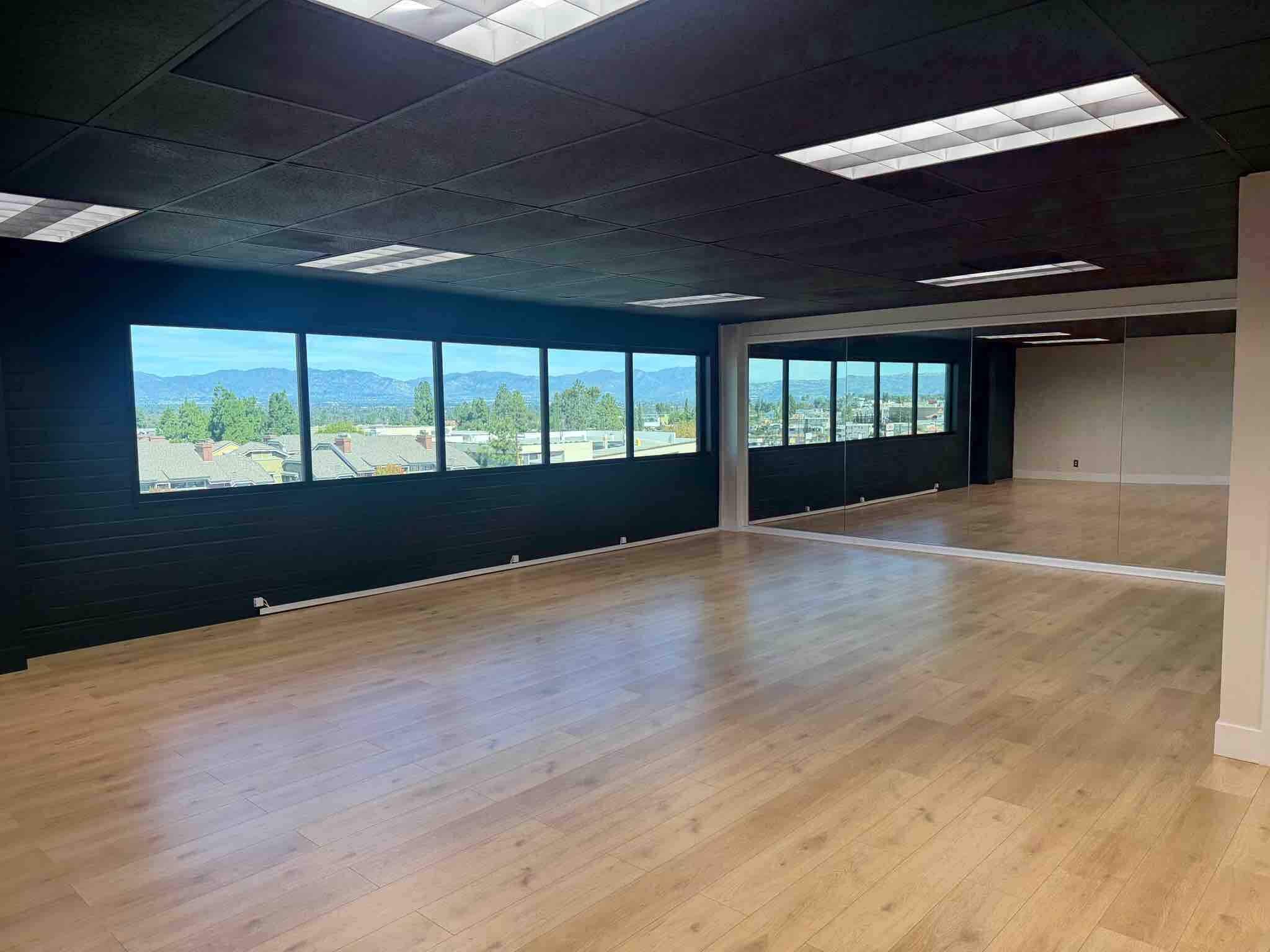 18345 Ventura Blvd, Tarzana, CA à louer Photo intérieure- Image 1 de 4