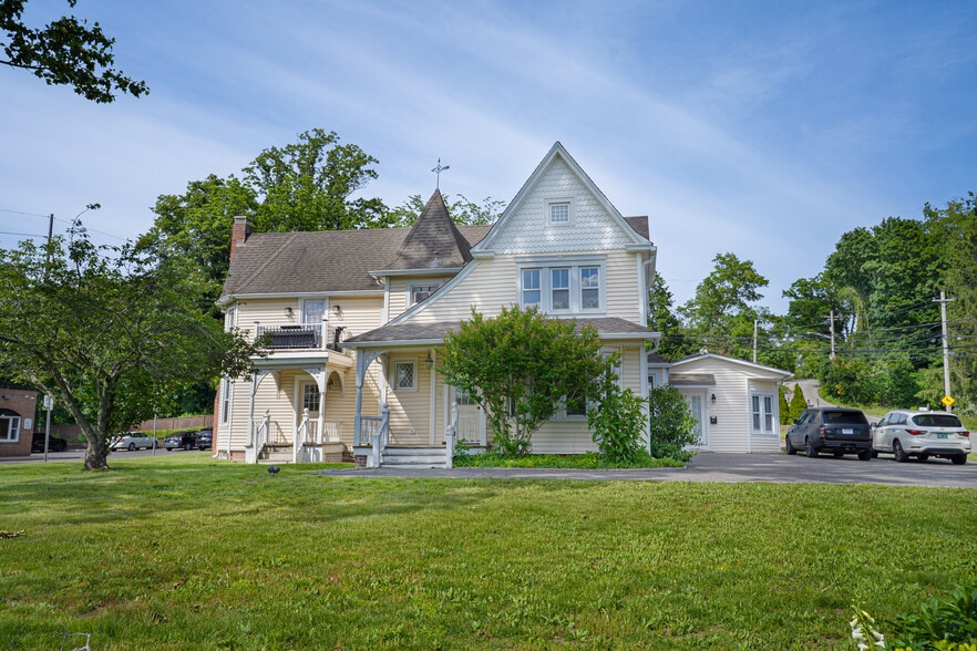 49 Landing Ave, Smithtown, NY for lease - Building Photo - Image 3 of 19