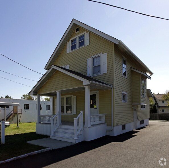 211 W End Ave, Raritan, NJ à louer - Photo du bâtiment - Image 2 de 41