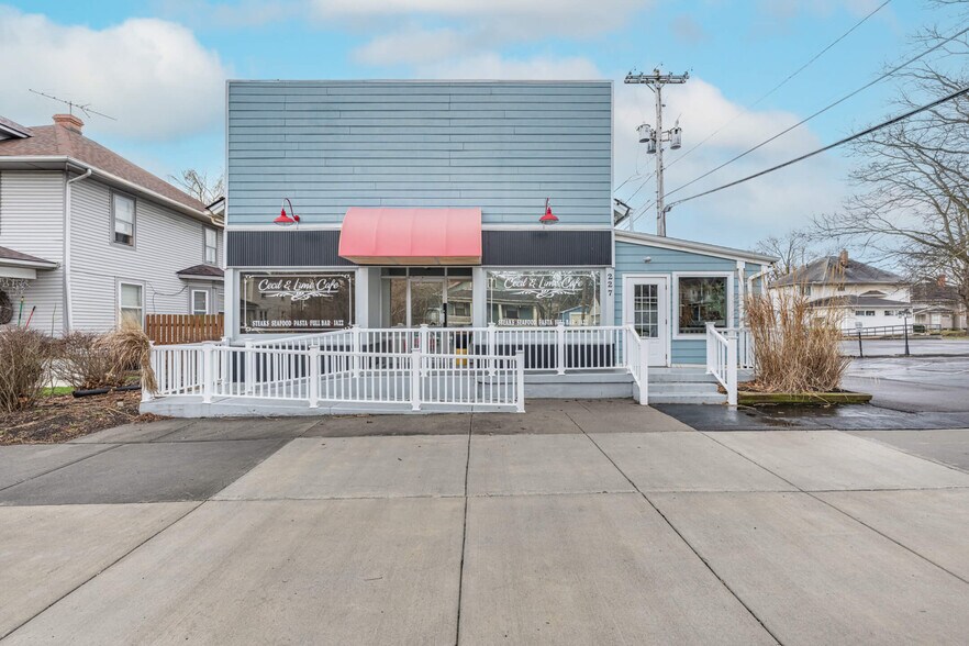 227 E Cecil St, Springfield, OH à vendre - Photo du bâtiment - Image 3 de 85