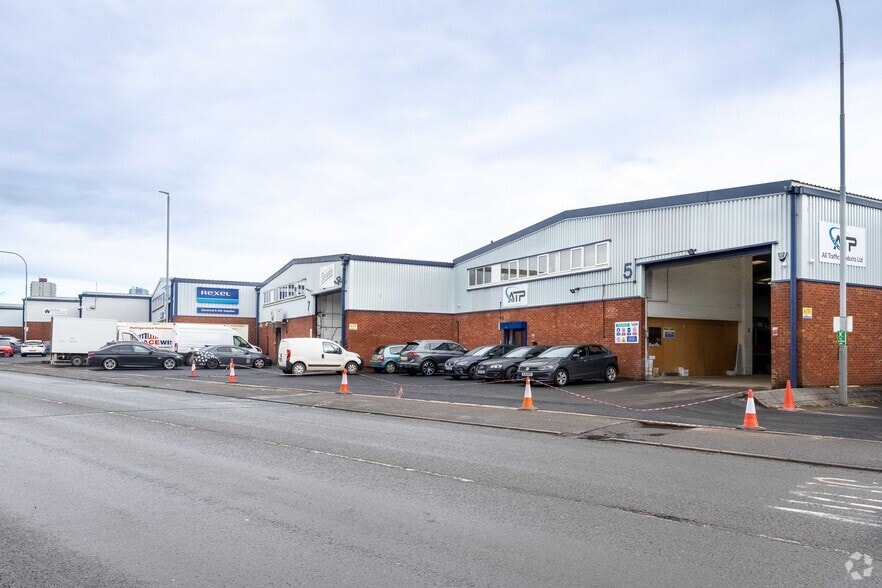 Planetary Rd, Willenhall à louer - Photo principale - Image 1 de 4
