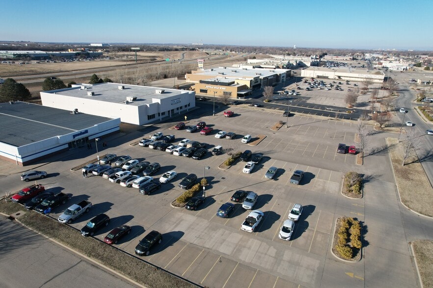 2620 Planet Ave, Salina, KS à louer - Photo du bâtiment - Image 3 de 6