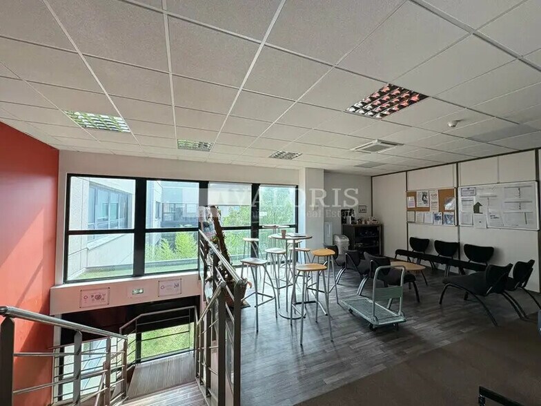 196 Allée Alexandre Borodine, Saint-Priest for lease - Interior Photo - Image 2 of 9
