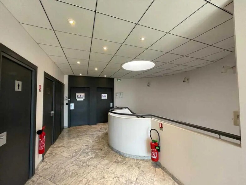 11 Rue Edison, Bron à louer - Hall d’entrée - Image 2 de 10