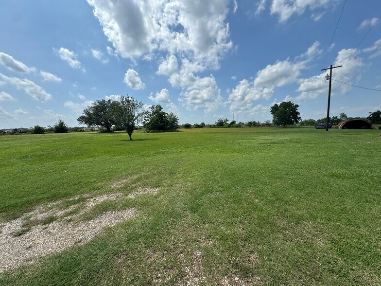26544 S Hwy 59, El Campo, TX à vendre - Photo du bâtiment - Image 3 de 9