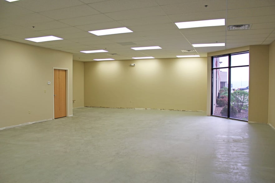 104-116 Greystone Ave, Kansas City, KS for lease - Interior Photo - Image 2 of 6