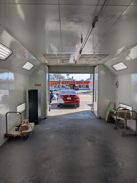 2242 Fowler St, Fort Myers, FL à vendre - Photo intérieure - Image 2 de 18