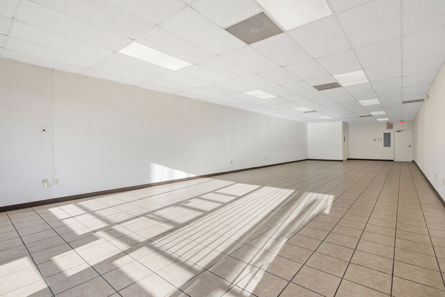 503-575 W Bardsley Ave, Tulare, CA for lease - Interior Photo - Image 3 of 6