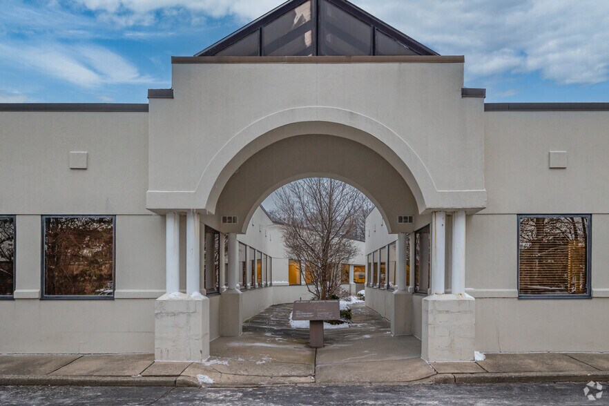 201 Moreland Rd, Hauppauge, NY à louer - Photo du bâtiment - Image 2 de 8