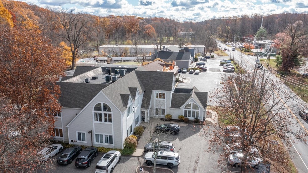898 Ethan Allen Hwy, Ridgefield, CT for sale - Building Photo - Image 3 of 25