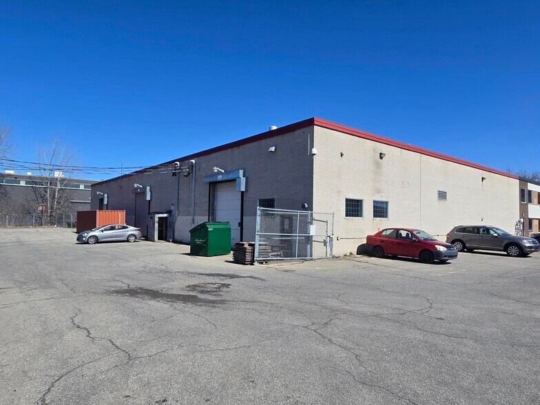 121-123 Av Labrosse, Pointe-claire, QC à louer - Photo du bâtiment - Image 2 de 6